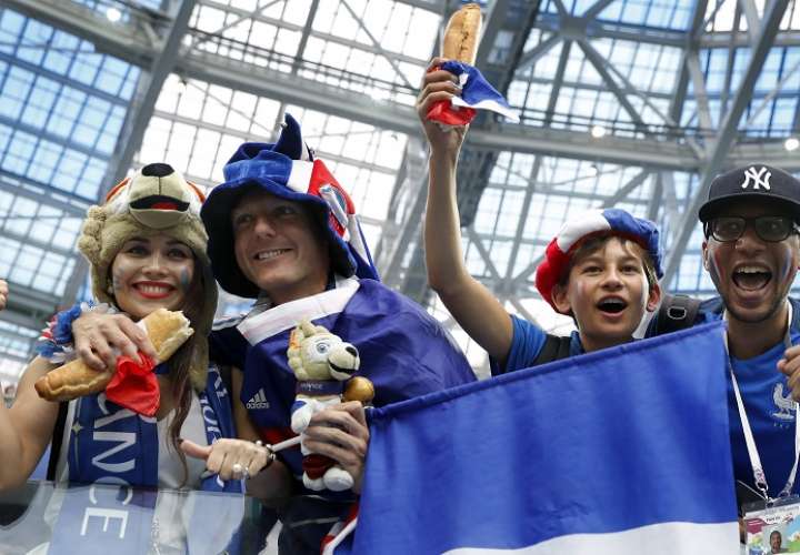 Franceses celebran en los Campos Elíseos el pase a las semis del Mundial