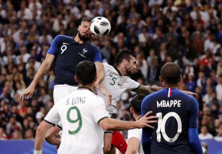 Olivier Giroud (arriba-i) de Francia disputa el balón con Shane Duffy (c) de Irlanda durante un partido amistoso./EFE