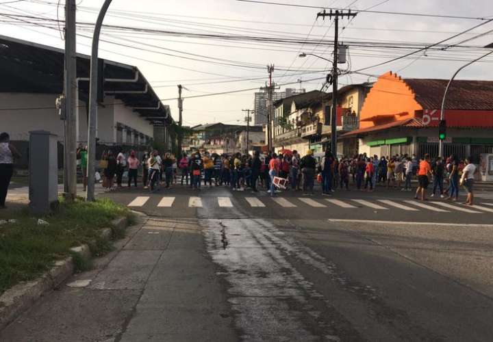 Protestas: Curundeños exigen bonos solidarios y colonenes piden agua 24/7
