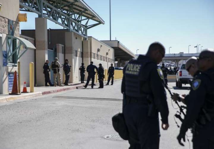 Agentes de inmigración vigilan la frontera con México en el Paso (Texas). EFEArchivo