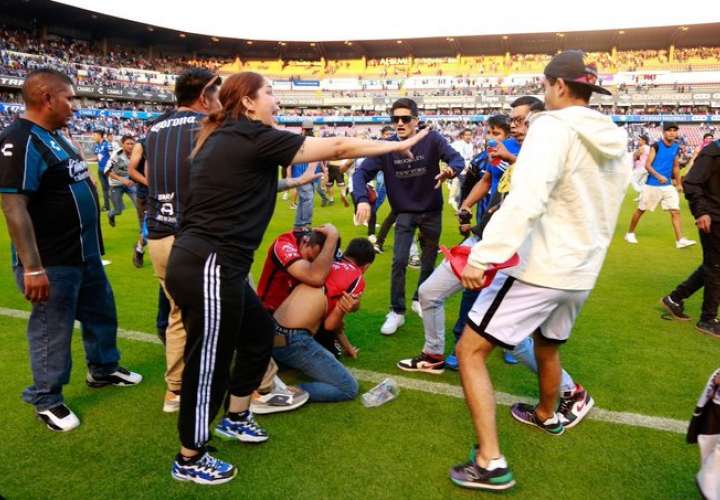 Violencia en partido de fútbol en México: dos barras se enfrentan 