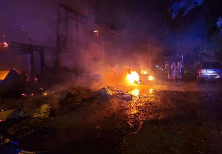  Una casa y siete vehículos fueron arrasados por fuego en Diablo  [Video]