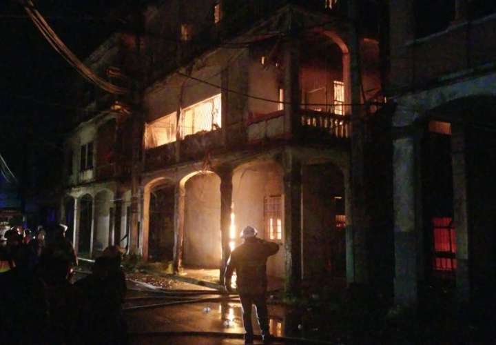 15 familias afectadas por voraz incendio en Colón