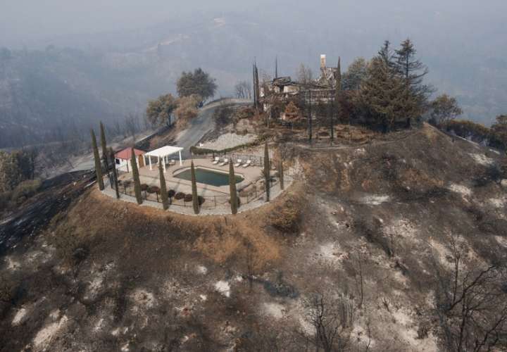 Tratan de evitar que incendio llegue a casas en California