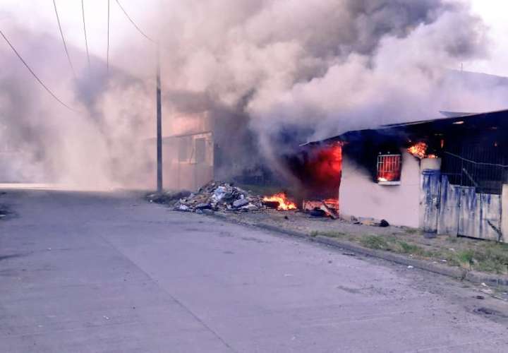 Un quemado deja incendio en taller de chapistería en Colón
