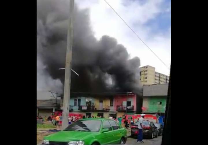 Un bombero muerto y otro herido durante incendio en El Chorrillo (Video)