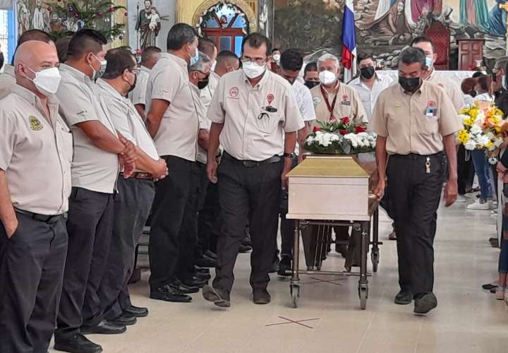 Familiares exigen justicia durante el funeral de taxista
