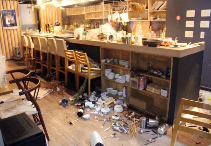 Vista de los destrozos ocasionados por el sismo en un local comercial. EFE