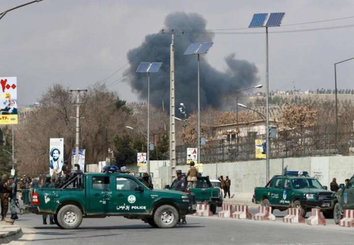 Miembros de las Fuerzas de Seguridad de Afganistán vigilan en las inmediaciones de un hospital en Kabul, que fue objetivo de un ataque en marzo de 2017. EFEArchivo