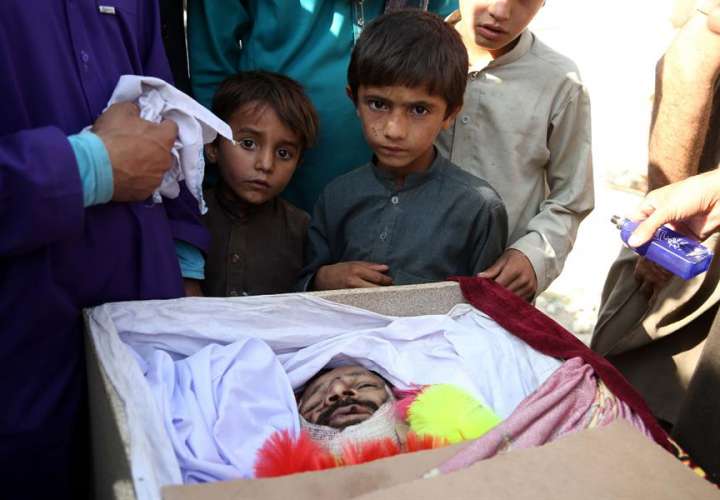 Funeral de las víctimas del ataque con drones estadounidenses este jueves en Khogyani, distrito de la provincia de Nangarhar, Afganistán. EFE
