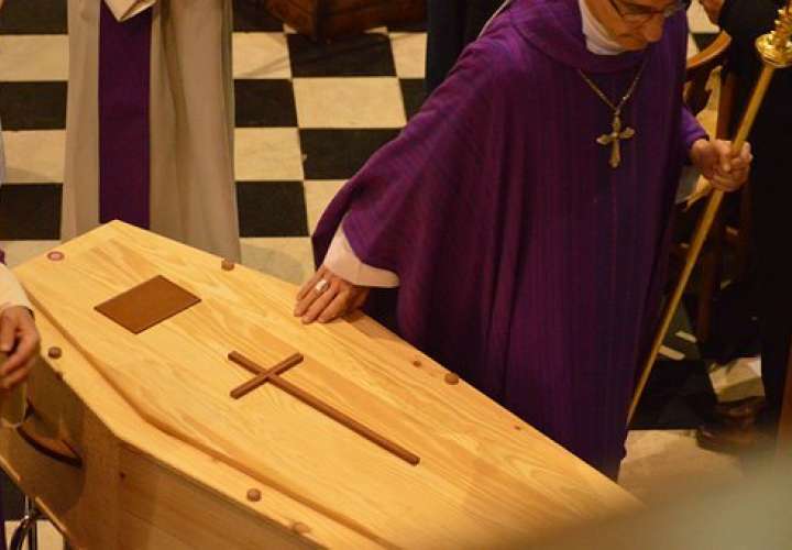 Ultimo adiós sin riesgo de contagio: iglesia adopta nuevas medidas en funerales