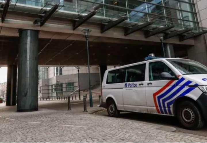 Una furgoneta de la policía hace guardia frente al Parlamento Europeo en Bruselas. EFE/EPA/Stephanie Lecocq