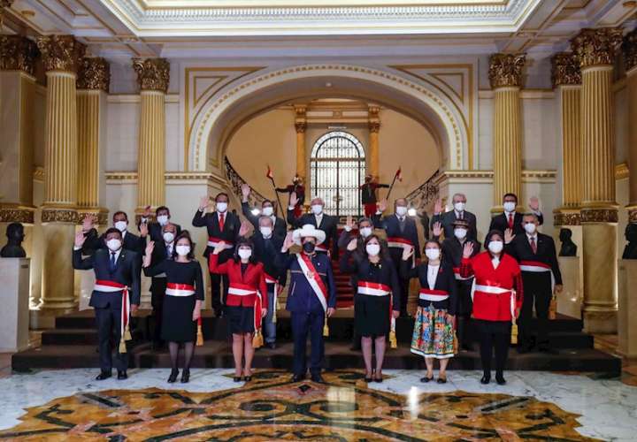 Fotografía cedida hoy por la Presidencia de Perú que muestra a la nueva primera ministra, Mirtha Vásquez (c-i), junto al presidente de Perú, Pedro Castillo (c), en Lima. EFE