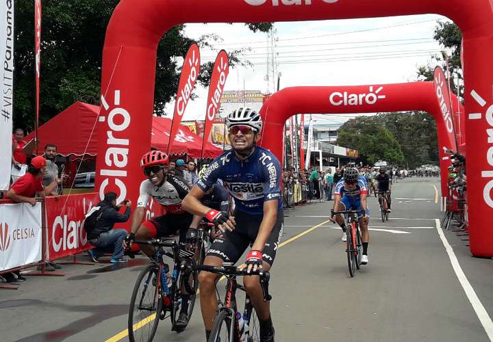 El costarricense Daniel Bonilla (adelante), ganador de la tercera etapa de la Vuelta Internacional a Chiriquí. Foto: Mayra Madrid 
