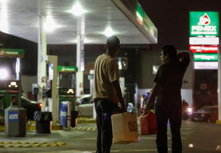 Consumidores buscan conseguir un poco de gasolina hoy, en expendedoras de la ciudad de Guadalajara (México). EFE