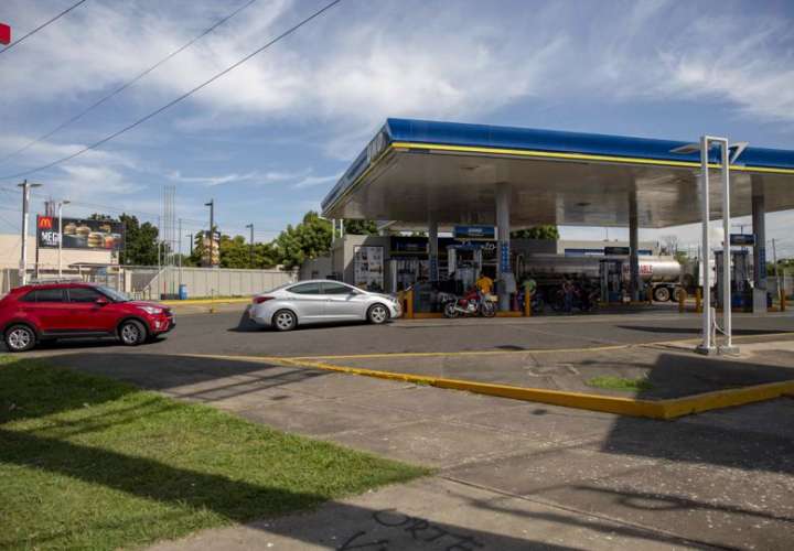 Varias personas hacen fila en una estación de gasolina en Managua (Nicaragua). EFE