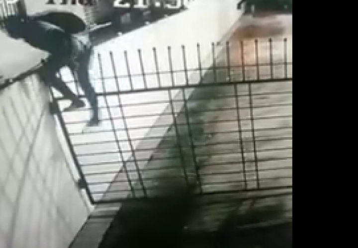 Salta la cerca para robar en casa [Video]