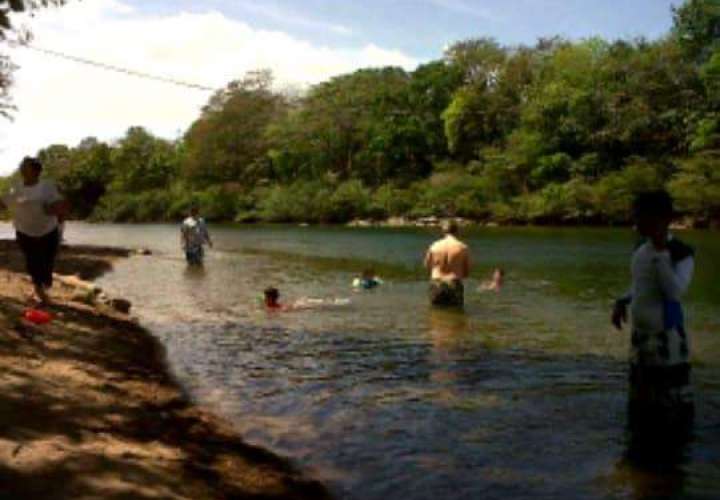 Prohíben bañarse en río Gatún