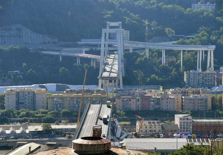 Una grúa trabaja en las labores de búsqueda de víctimas y retirada de los escombros del puente que el martes se desplomó en Génova (Italia) . EFE