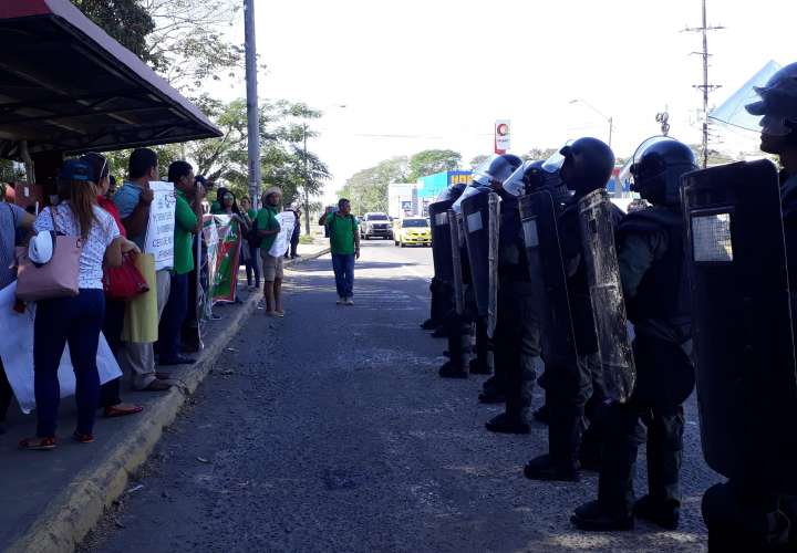Policía reprime a docentes en Chiriquí