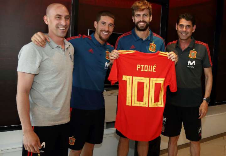 El defensa de la selección española de fútbol, Gerard Piqué (2d), recibió un homenaje por parte de la Real Federación Española. Foto: EFE