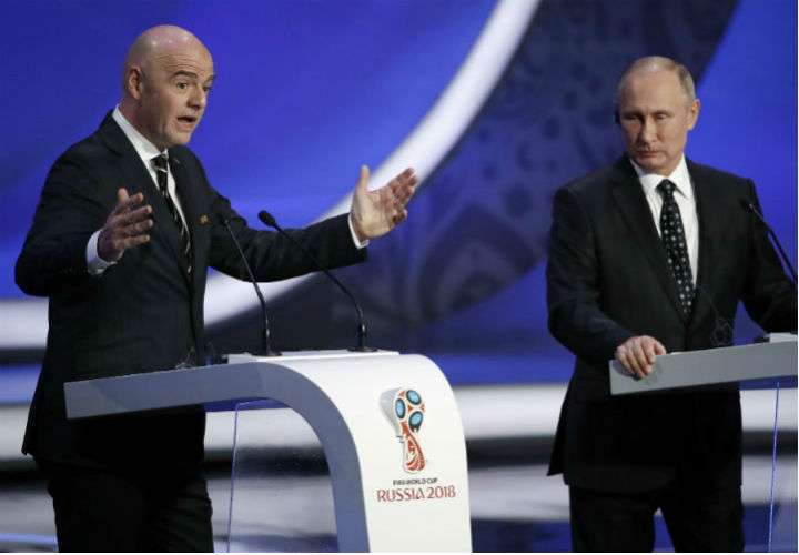 El presidente ruso, Vladímir Putin (dcha.), le aseguró hoy al máximo dirigente de la FIFA, Gianni Infantino, que Rusia está lista para el Mundial. Foto EFE 