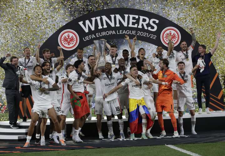 Los jugadores del Eintracht Fráncfort celebran con el trofeo. /Foto: EFE