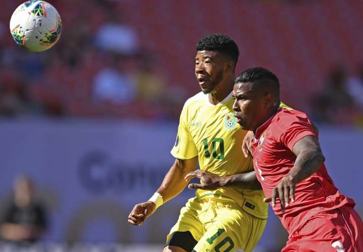 El panameño Harold Cummings disputa el balón con Emery Welshman, de Guayana. /AP