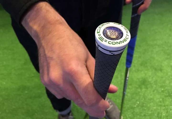 Una persona enseña un palo de golf con un sensor desde donde se capta todo tipo de datos relevantes para determinar la estrategia que debe seguir el jugador en San Francisco, California (EE.UU.). EFE