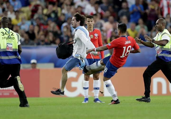 Gonzalo Jara le tiró una patada a un aficionado que ingresó al campo. Foto: AP 