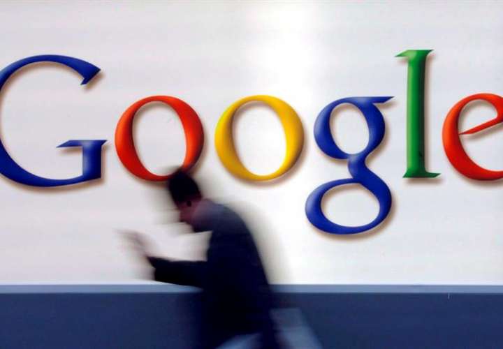 Un hombre pasa delante del logo de Google en Frankfurt, Alemania. EFE/Archivo