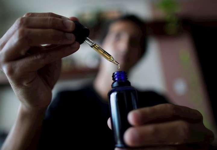 El chef Carlos Ossa muestra unas gotas de cannabis medicinal. EFE