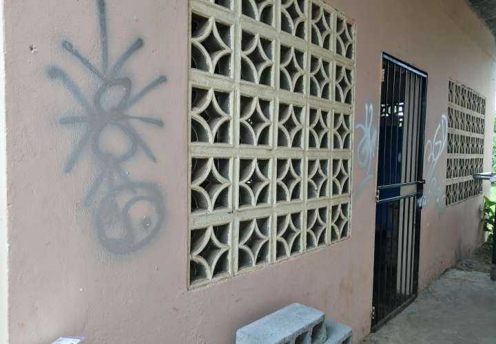 Pandilla pinta grafitis en paredes y puertas de iglesia 