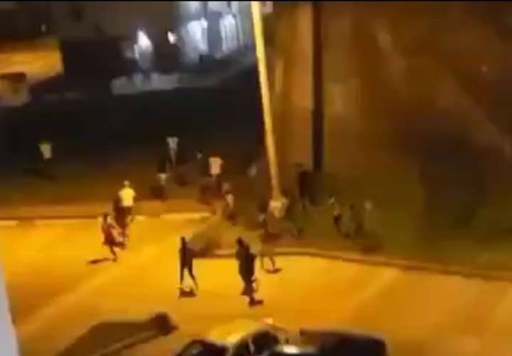 Chiquillos en Colón desafían a los policías  [Video]