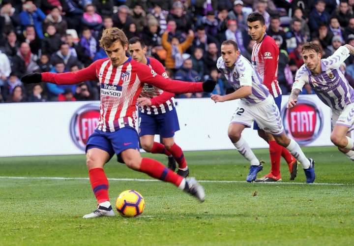 l delantero francés del Atlético de Madrid Antoine Griezmann (izq.) consigue de penalti el segundo gol de su equipo ante el Valladolid. Foto: EFE