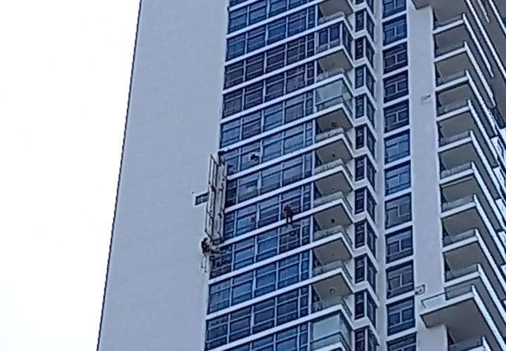 Rescatan a dos trabajadores que quedaron colgados en piso 37 de edificio