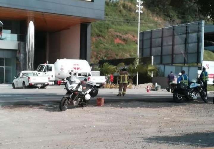 Cierran la avenida Tumba Muerto por fuga de gas licuado de camión