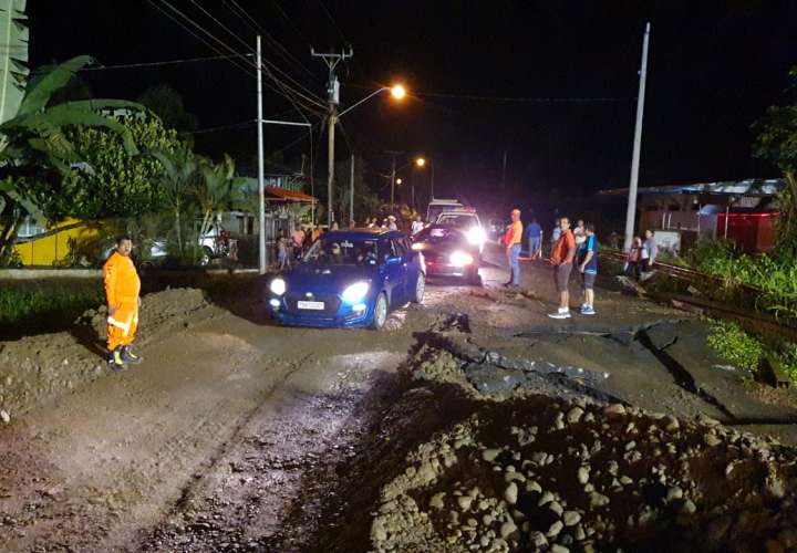 Habilitan paso vehicular tras hundimiento de la calle en Bocas