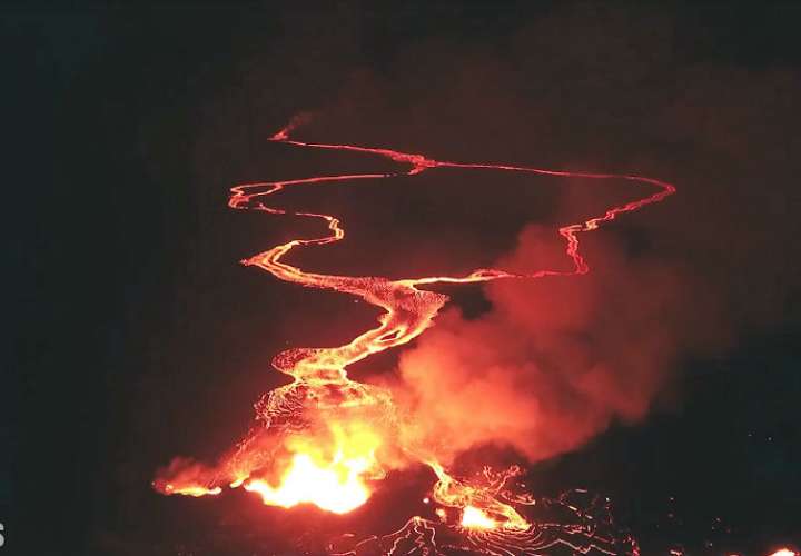 El volcán ha abierto más de 20 fisuras en el suelo, de las que se libera lava, dióxido sulfúrico y vapor. AP