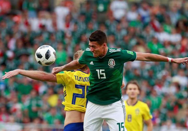 El delantero sueco Ola Toivonen (i) y el defensa mexicano Héctor Moreno (d) durante el partido México-Suecia, del Grupo F del Mundial  de Rusia 2018. Foto EFE