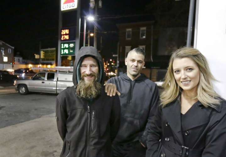 En esta foto de archivo del 17 de noviembre de 2017, Johnny Bobbitt Jr., izquierda, Kate McClure, derecha, y el novio de McClure, Mark D&#039;Amico, posan en una estación de Citgo en Filadelfia.  AP