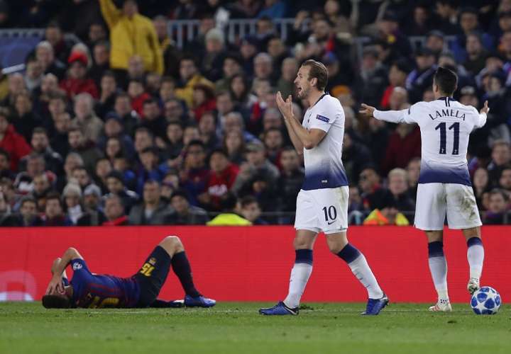 Harry Kane reacciona después de que un tackle sobre el defensa del Barcelona Clement Lenglet. Foto: AP