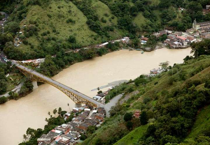 Fotografía panorámica de la central hidroeléctrica de Ituango cedida por la alcaldía de Medellín del municipio Puerto Valdivia (Colombia). EFE