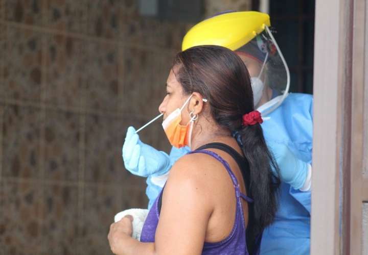 El Equipo de Respuesta Rápida, se trasladó al corregimiento de Amelia Denis de Icaza en los sectores de Pan de Azúcar y Linda Vista para realizar pruebas de hisopados de antígeno casa por casa, con el fin de encontrar casos positivos. 