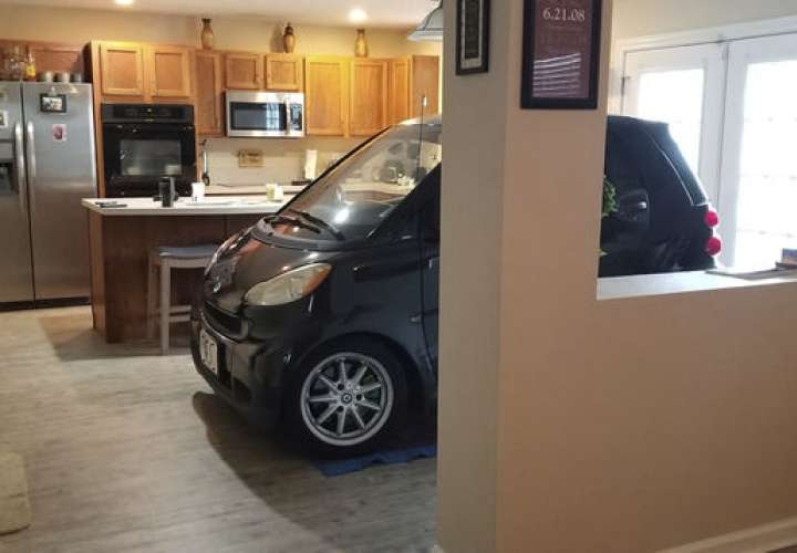 En esta foto del 3 de septiembre de 2019 puesta a disposición por Jessica Eldridge, se muestra el automóvil inteligente de su esposo estacionado en su cocina en Jacksonville, Florida. AP