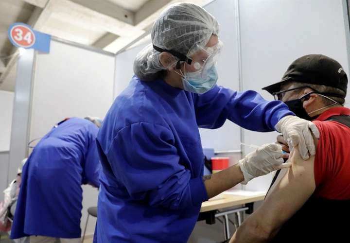 Un hombre recibe una vacuna contra la Covid-10 en un centro de vacunación en Bogotá. EFE