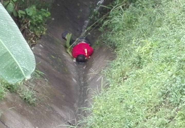Encuentran un cuerpo en una cuneta en Cerro Silvestre