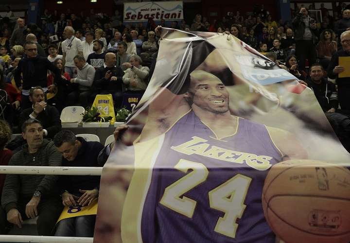 El exjugador de los Lakers muere a los 41 años tras producirse un incendio en la aeronave. Foto:AP