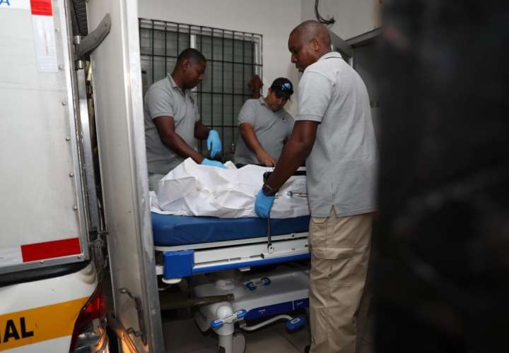 Autoridades realizaron el levantamiento del cadáver en el centro de salud de Torrijos Carter. 