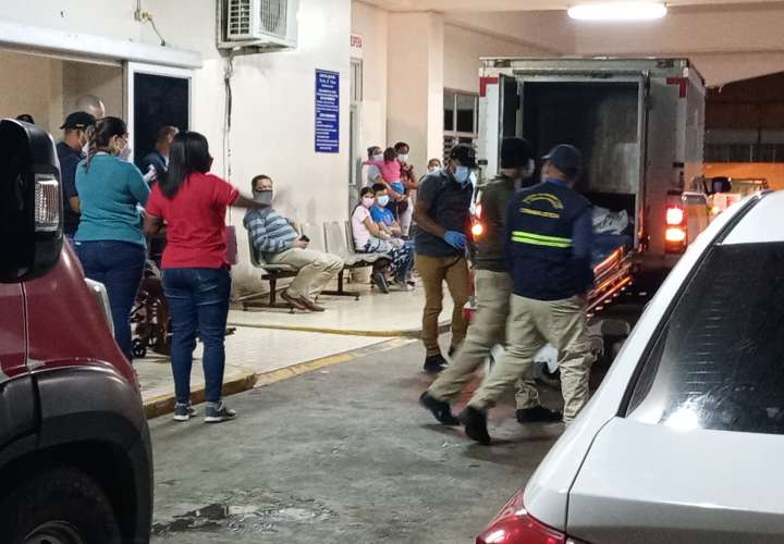 Los familiares de la víctima, rompieron en llanto a las afueras del cuarto de urgencias del Hospital Nicolás Solano, a donde había sido trasladado el herido, al confirmar los galenos el fallecimiento.
